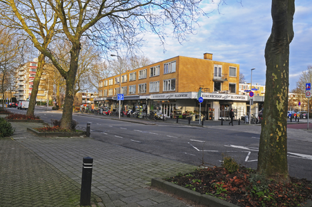 900531 Gezicht op het buurtwinkelcentrum aan de Jan van Galenstraat te Utrecht, met rechts de Huizingalaan.
